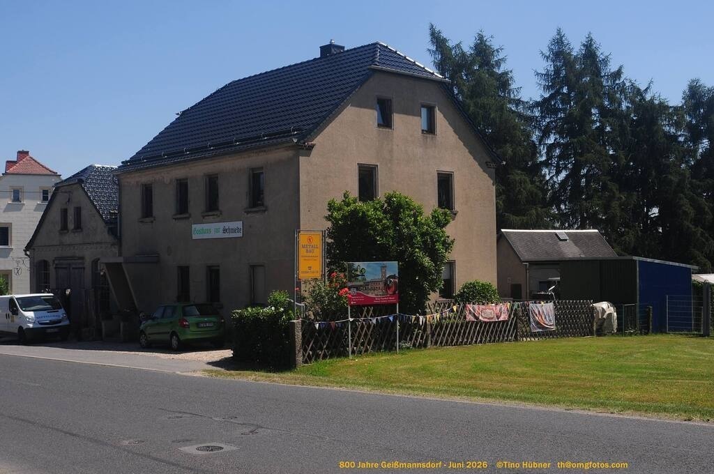 Geißmannsdorf-2026-Ortsbilder-412 | Geißmannsdorf bei Bischofswerda im Sommer 2026. Ein fotografischer Streifzug durch das Dorf Geißmannsdorf, mit Gebäuden, Straßen, Strohpuppen und geschmückten Vorgärten und Grundstücken anlässlich der 800-Jahr-Feier von Geißmannsdorf im Juni 2026 - Realisiert mit Pictrs.com