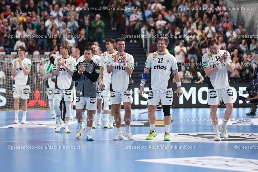 xKWIx22032601065 | 22.03.2026, Handball, Länderspiel Herren, Deutschland - Ägypten, ÖVB-Arena Bremen: DHB Team klatscht zu den Fans nach Abpfiff xKamilxWilkowskixPressefotoKochx