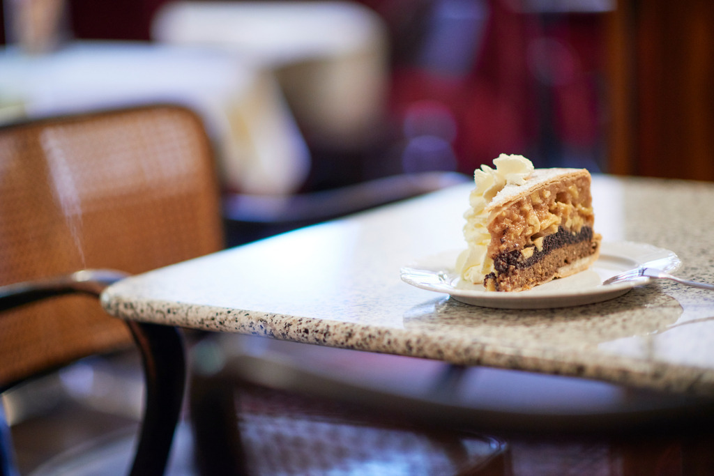 Cafe Frauenhuber | Wien, Austria - August 23, 2017: Cafe Frauenhuber, Haustorte mit Schlagsahne. - Realisiert mit Pictrs.com