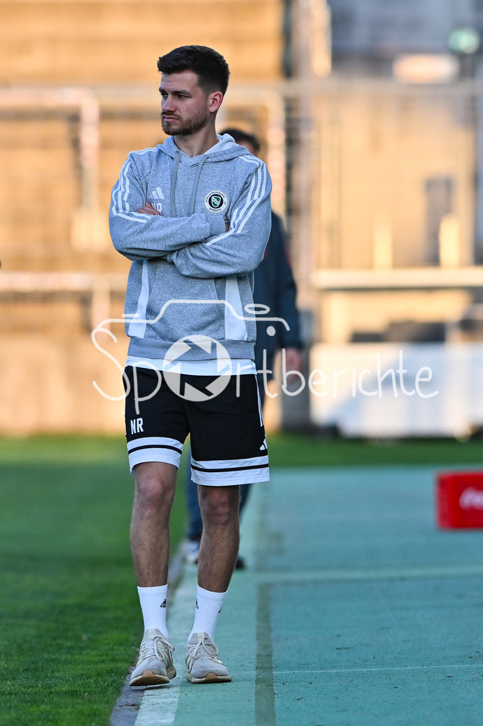 FC Bayern Amateure - SpVgg Ansbach | MUNICH, GERMANY - 17. APRIL: im Bild Niklas REUTELHUBER Trainer SpVgg Ansbach / Einzelfoto / Freisteller während dem Match zwischen den Amateuren des FC Bayern München und der SpVgg Ansbach am 29. Spieltag der Regionalliga Bayern im Grünwalder Stadion