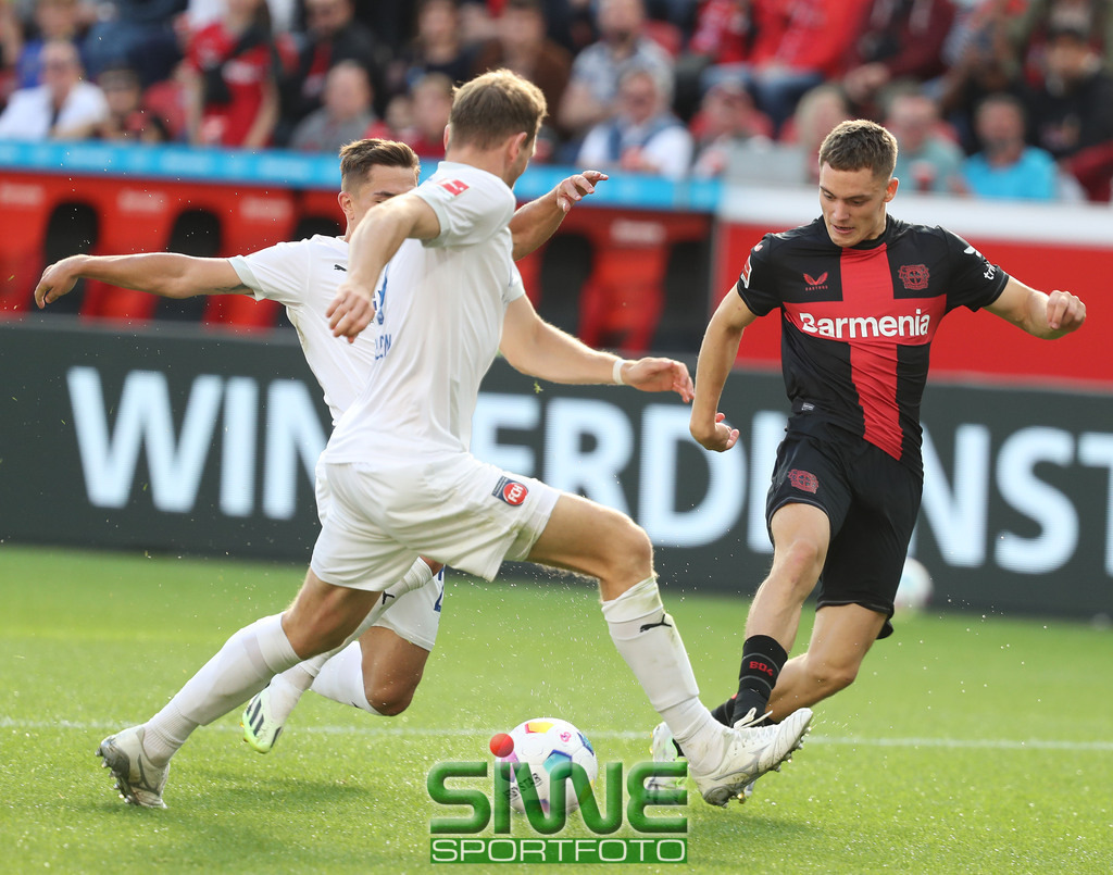 1.Fussball-Bundesliga  :    Bayer 04 Leverkusen--1.FC Heidenheim   5.Spltg. | 24.09.2023; Fussball; GER;  Saison 2023/2024 ; 1.Bundesliga;  5.Spieltag. : 
 Bayer 04 Leverkusen ---1.FC Heidenheim  :    Nur zu Zweit war  Florian Wirtz (10/B04)
zu stoppen.
DFL REGULATIONS PROHIBIT ANY USE OF PHOTOGRAPHS AS IMAGE SEQENCES AND/OR QUASI-VIDEO. - Realisiert mit Pictrs.com