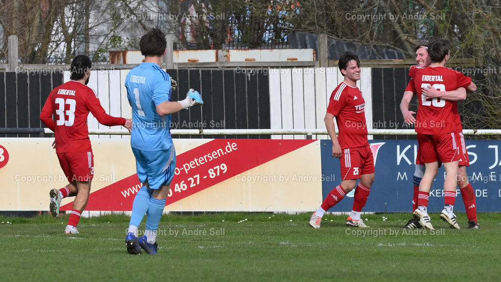 Eckernförder SV (schwarz) vs SpVg Eidertal Molfsee (rot)  | Tom Bräsch (Molfsee #3 rechts mit Stirnband) bejubelt mit Siyabend Salih Ramo (Molfsee #33) &amp; Marco Wiegand (Molfsee #26) &amp; Marcel Wasielewski (Molfsee #28) den 2:2-Ausgleich in Unterzahl in der Nachspielzeit / Fußball-Landesliga Schleswig Männer 2025/2026 / Eckernförder SV (schwarz) vs SpVg Eidertal Molfsee (rot)  / A-Platz / Eckernförde / 12.04.26 - Realisiert mit Pictrs.com