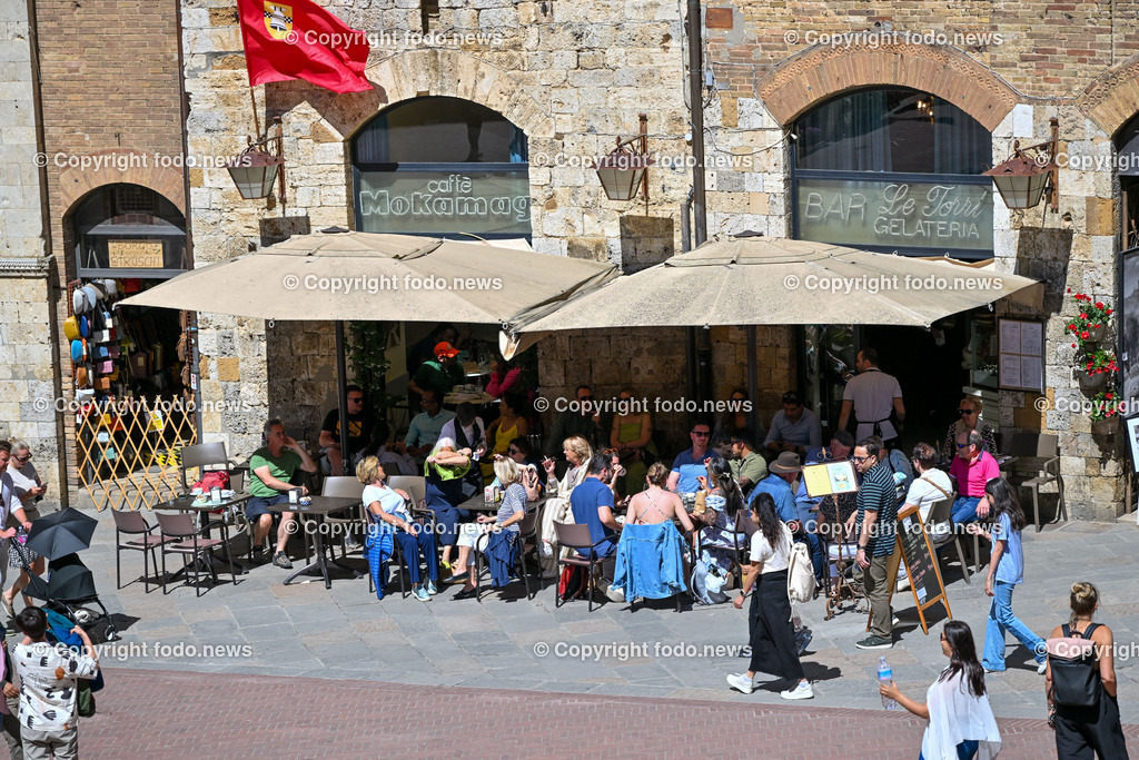 Italien_ Toskana_ San Gimignano_ 31.05.2024-48 | 31.05.2024, Italien, ITA, Toskana, San Gimignano im Bild Stadtansichten Gebäude, Architektur, Touristen, Historisch, Souvenir, Ansichten der berühmten Stadt San Gimignano in der Toskana-Italien - View of the famous town San Gimignano in Tuscany-ItalySan Gimignano ist eine italienische Kleinstadt in der Toskana mit einem mittelalterlichen Stadtkern. San Gimignano wird auch die Stadt der Türme genannt. Die Stadt liegt in der Provinz Siena. Sie gehört neben Florenz, Siena und Pisa zu den von Touristen meist besuchten Zielen in der Toskana.