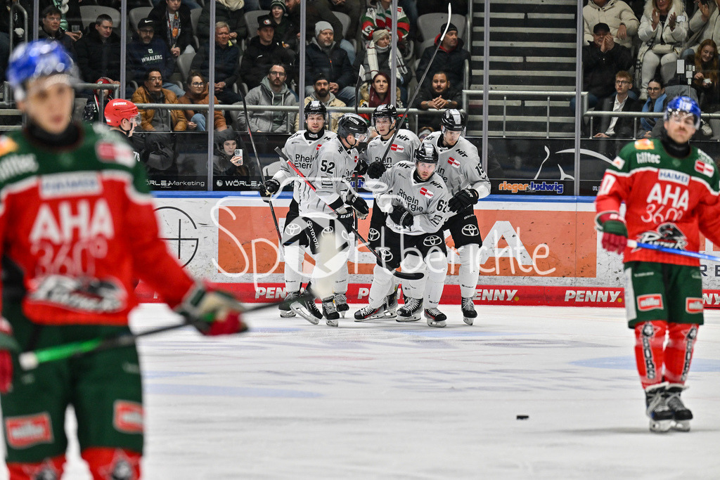 Augsburger Panther - Kölner Haie | Jubel der Haie nach dem Anschlusstreffer zum 1-3 durch Parker TUOMIE (Koelner Haie #62) / Treffer / Tor / Torschuetze / Freude / Happy / DEL: Augsburger Panther - Koelner Haie, Curt Frenzel Stadion am 02.03.2025