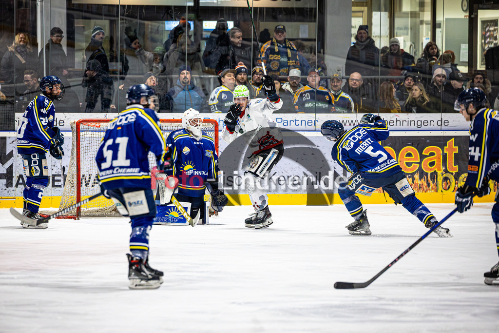 EHC Waldkraiburg LÖWEN gegen Peißenberg MINERS | Eishockey Bayernliga 2025/26 Pre-Playoff Spiel 3, EHC Waldkraiburg LÖWEN gegen Peißenberg MINERS, 20260203,Tor Ryan MURPHY (MINERS 15),2026-02-03 in Waldkraiburg (Raiffeisen Arena), Ryan MURPHY (MINERS 15)Copyright: WolfgangxLindner www.foto-lindner.de