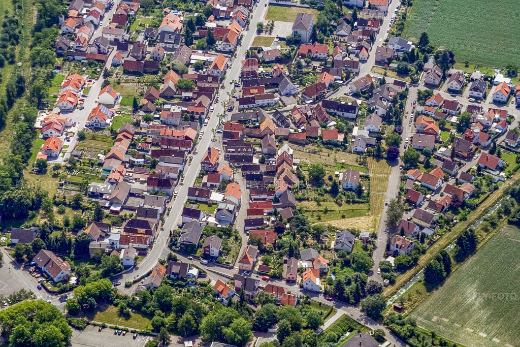 Luftbild: Leopoldstraße von Nordwesten im Ortsteil Leopoldshafen in Eggenstein-Leopoldshafen im Bundesland Baden-Württemberg in Deutschland. Foto: IMG_2870.jpg vom 18.06.2006 durch Werner Riehm/FLY-FOTO.de