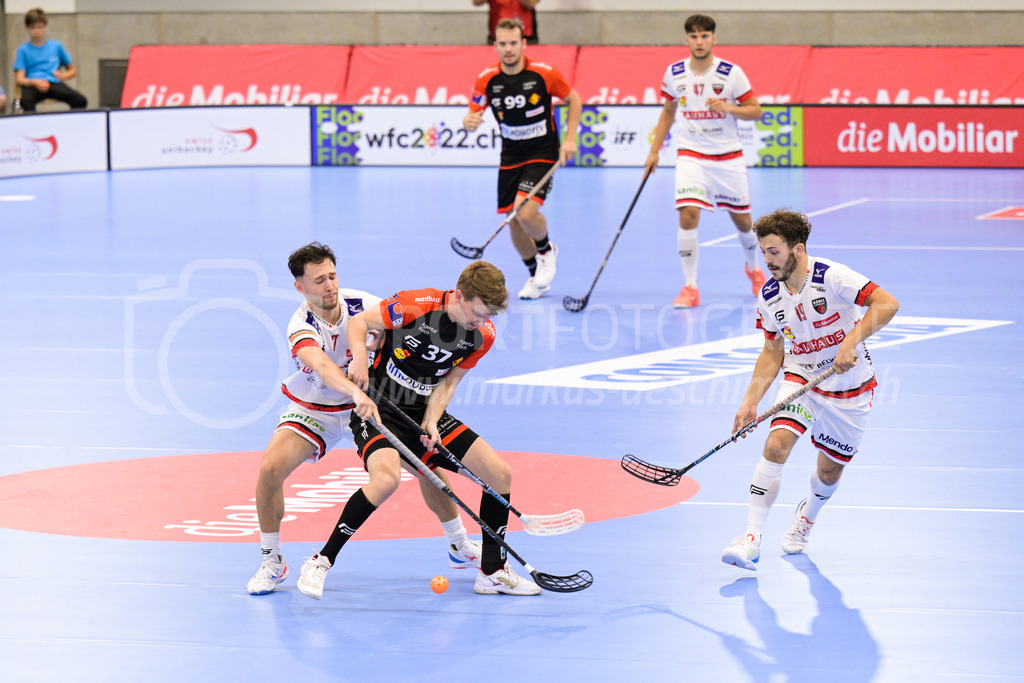 HC Rychenberg vs. Floorball Köniz - 28. August 2022 | HC Rychenberg vs. Floorball Köniz
AXA Arena, Winterthur
Moritz Krebs (#37 HC Rychenberg) gegen Leon Tringaniello (#7 Floorball Köniz) und Alexander Bühler (#19 Floorball Köniz).
Bild: Sportfotografie Markus Aeschimann | www.markus-aeschimann.ch - Realisiert mit Pictrs.com