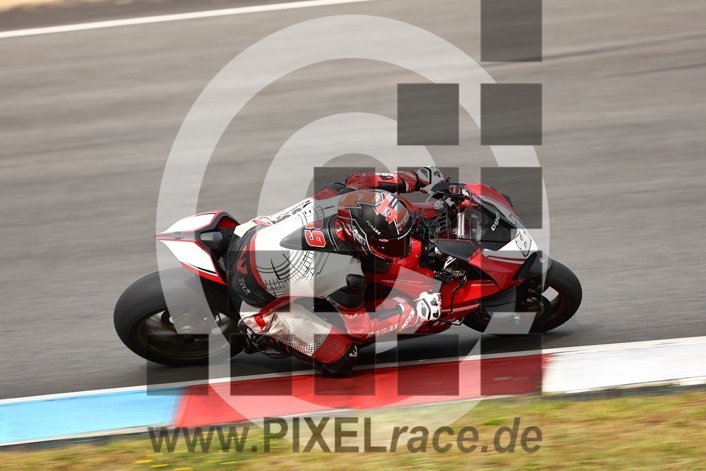 0089-20250829_03506 | Schöne Erinnerungen an spannende Momente - das festzuhalten ist unser Job. PIXELrace.de ist seit 2003 auf den Rennstrecken Europas unterwegs um die Action draußen beim Fahren und die wunderbare Stimmung imm Fahrerlager für euch einzufangen.