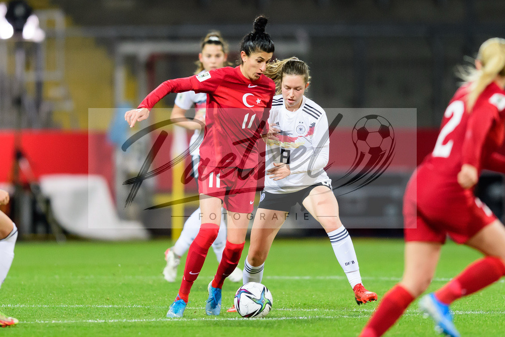 GERTUR20211126_130 | Fussball, Frauen: Yagmur Uraz (Turkey) und Jana Feldkamp (Germany) im Zweikampf bei dem Spiel der WM-Qualifikation zwischen Deutschland und Tuerkei im Eintracht-Stadion am 26.11.2021 in Braunschweig, Deutschland. - Realisiert mit Pictrs.com