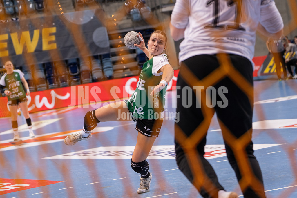 Handball I Frauen I Saison 2025-2026 I 1. HBF I 17. Spieltag I VFL Oldenburg - Thüringer HC I 0857 | Joanna Granicka (21, VfL Oldenburg) gegen Laura Kuske (11, Thüringer HC) - Realisiert mit Pictrs.com