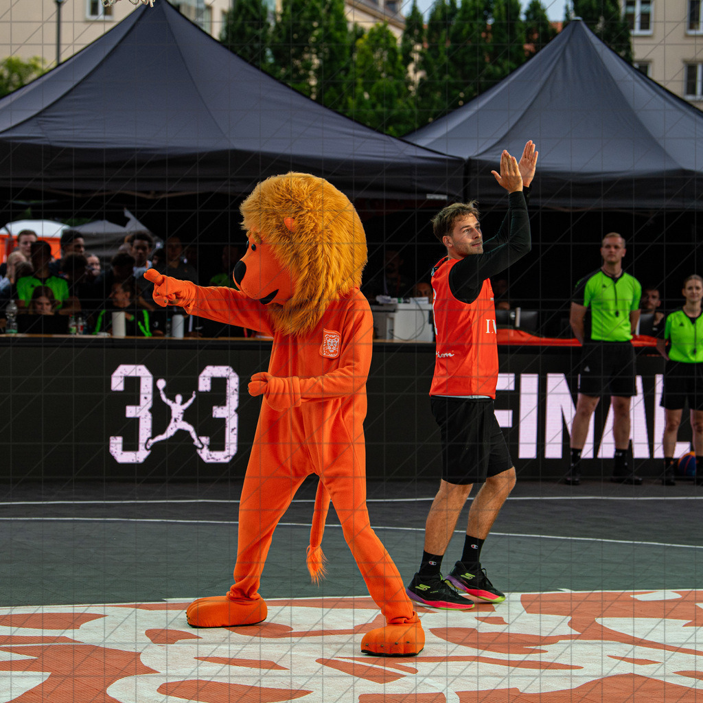 DIE FINALS 2025 | Dt. Meisterschaft 3x3   | Finale: Skyliners (orange) vs. Hannover (black) //  02.08.25: DIE FINALS 2025 | Dt. Meisterschaft 3x3   / Dresden / Deutschland  //   CREDIT:www.bullenfotos.de, Martin König, Hörner Weg 40, D-49078 Osnabrück, +4917663732967 // Nutzung und Weitergabe nur zu den vereinbarten Zwecken. Presseanfragen an Ersteller. Alle Rechte beim Ersteller. Honorierung nach MFM. - Realisiert mit Pictrs.com