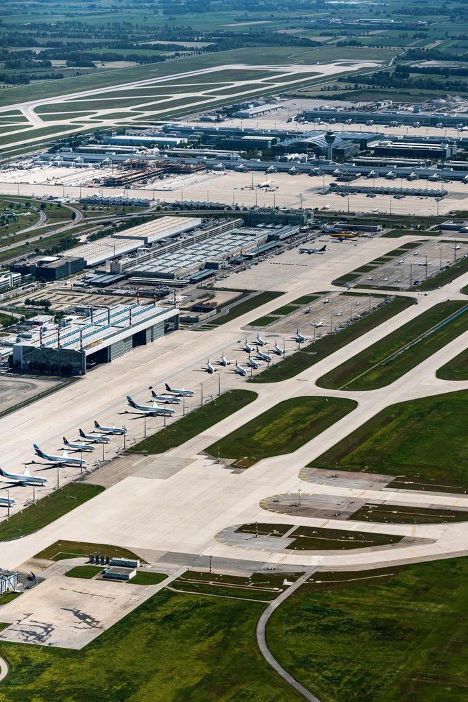 dr__0065451.jpg | MüNCHEN-FLUGHAFEN 15.06.2021 Start- und Landebahnen mit Rollwegen Hangaranlagen und Terminals auf dem Gelände des Flughafen München in München-Flughafen im Bundesland Bayern, Deutschland. Weiterführende Informationen bei: Flughafen München GmbH. // Runway with hangar taxiways and terminals on the grounds of the airport Muenchen in Muenchen-Flughafen in the state Bavaria, Germany. Further information at: Flughafen Muenchen GmbH. Foto: Daniel Reiter