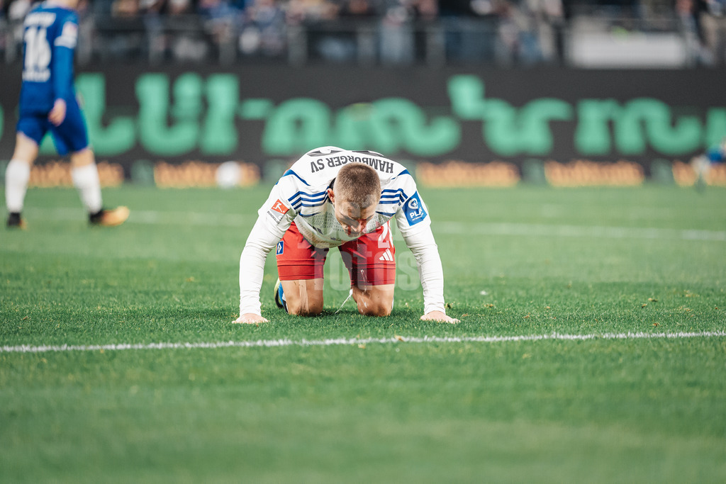 Fußball | Männer | Saison 2024/2025 | 2. Fußball-Bundesliga | 15. Spieltag | Hamburger SV vs. SV Darmstadt 98 | 08.12.2024 | Miro Muheim (#28, HSV) ärgert sich nach einer vergebenen Chance