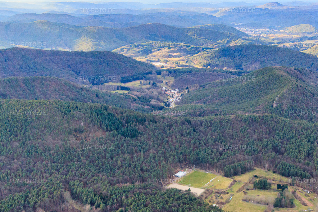 Luftbild: Sportplatz des SV Gossersweiler-Stein am Waldrand im Ortsteil Gossersweiler in Gossersweiler-Stein im Bundesland Rheinland-Pfalz in Deutschland. Foto: IMG_62111.jpg vom 23.02.2014 durch Werner Riehm/FLY-FOTO.de