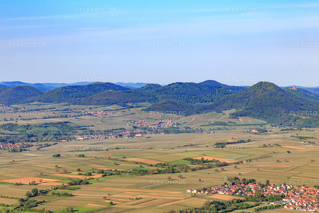 Luftbild: Südpfalzpanorama von Birkweiler bis Eschbach in Birkweiler im Bundesland Rheinland-Pfalz in Deutschland. Foto: IMG_131321.jpg vom 07.05.2022 durch Werner Riehm/FLY-FOTO.de