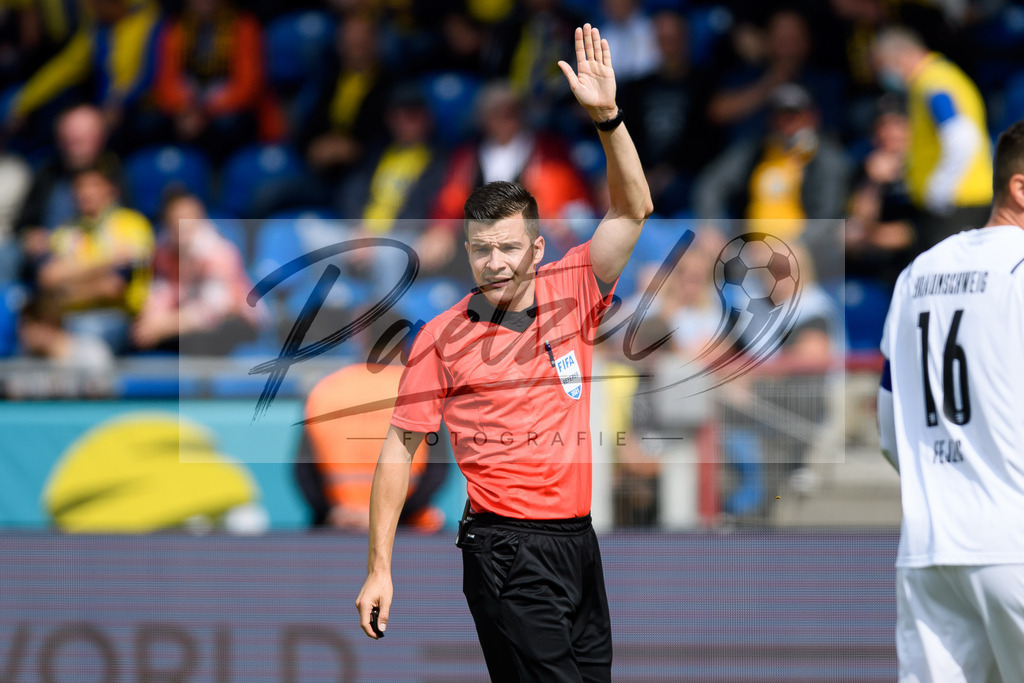EBSTSV20210828_138 | Fussball, Herren: Schiedsrichter Harm Osmers gestikuliert beim Spiel der 3. Liga zwischen Eintracht Braunschweig und TSV 1860 Muenchen im Eintracht-Stadion am 28.08.2021 in Braunschweig, Deutschland.DFB / DFL REGULATIONS PROHIBIT ANY USE OF PHOTOGRAPHS AS IMAGE SEQUENCES AND/OR QUASI-VIDEO. - Realisiert mit Pictrs.com