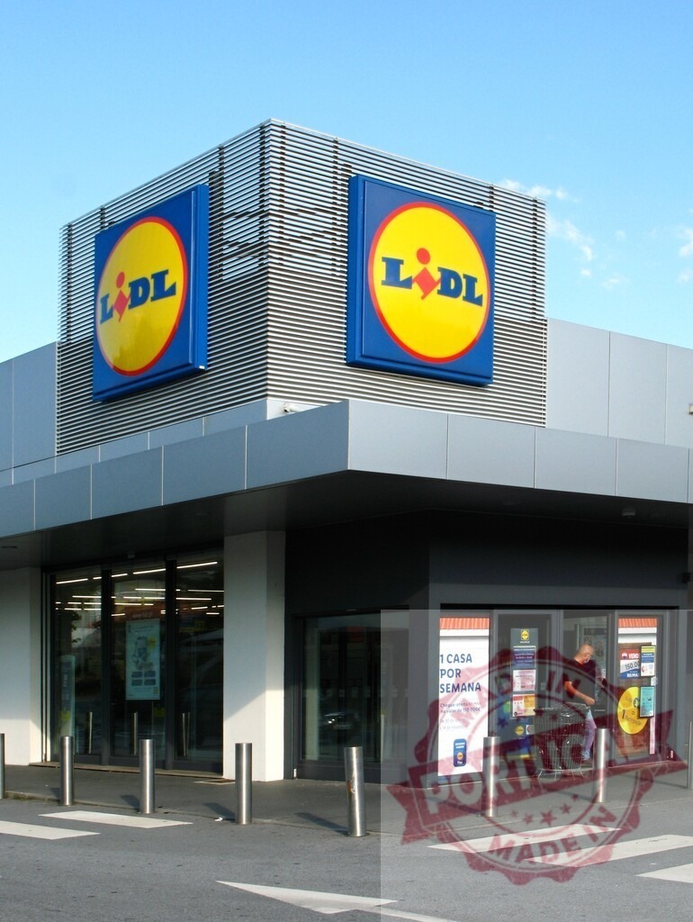 Lidl supermarket exterior with a shopper entering | Lidl supermarket building entrance with a customer pushing a shopping cart - Realized with Pictrs.com