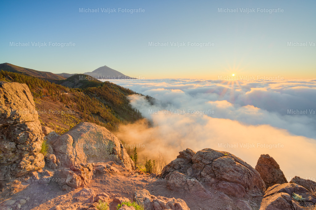 Mirador de Ayosa | Atemberaubender Aussichtspunkt auf Teneriffa, der sich auf etwa 2.000 Metern über dem Meeresspiegel befindet. Versteckt zwischen Pinienwäldern und dichter Hochgebirgsvegetation, bietet er einen spektakulären Blick auf das Tal von La Orotava, den Teide und bei klarem Wetter sogar die Silhouette der Insel La Palma. - Realisiert mit Pictrs.com