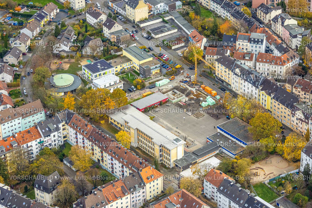 Hagen251101451 | Luftbild, Baustelle mit Baukran an der Henry-van-de-Velde-Schule, Kita Gabriel Kindergarten Rundgebäude, herbstliche Bäume, Mittelstadt, Hagen, Ruhrgebiet, Nordrhein-Westfalen, Deutschland