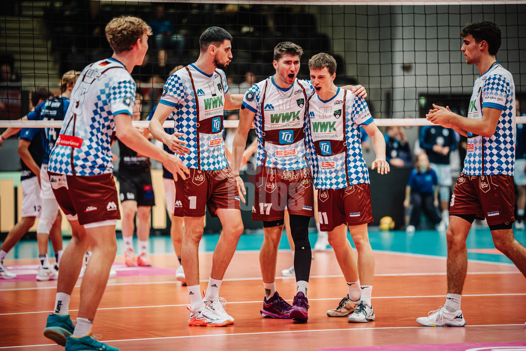 Volleyball | Herren | Saison 2025/2026 | Volleyball Ligacup | VfB Friedrichshafen vs. WWK Volleys Herrsching | 12.10.2024 | Herrsching jubelt v.l. Joshua Huber (#5, WWK Volleys Herrsching), Djordje Ilic (#1, WWK Volleys Herrsching), Jannes Wiesner (#17, WWK Volleys Herrsching), Tobias Hosch (#11, WWK Volleys Herrsching) und Niklas Uhl (#13, WWK Volleys Herrsching)