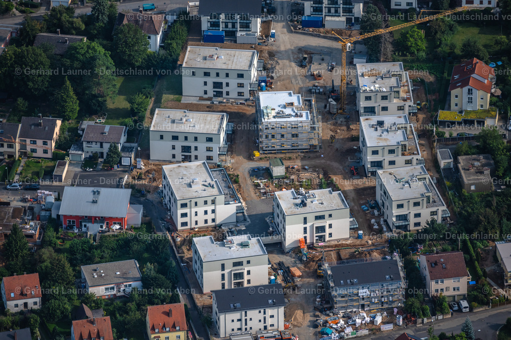 4047819 | WüRZBURG 21.08.2021 Baustelle zum Neubau einer Mehrfamilienhaus- Wohnanlage KATZENBERG TERRASSEN am Unterer Katzenbergweg - Hunsingerweg - Steigerfurtweg im Ortsteil Heidingsfeld in Würzburg im Bundesland Bayern, Deutschland. Weiterführende Informationen bei: Heimathilfe Wohnungsbaugenossenschaft eG,  Ten Brinke Group B.V.,  Ten Brinke Projektentwicklung GmbH,  Ten Brinke Wohnungsbau GmbH & Co. KG - Niederlassung NRW,  VR-ImmoService Mainfranken GmbH. // Construction site to build a new multi-family residential complex KATZENBERG TERRASSEN on Unterer Katzenbergweg - Hunsingerweg - Steigerfurtweg in the district Heidingsfeld in Wuerzburg in the state Bavaria, Germany. Further information at: Heimathilfe Wohnungsbaugenossenschaft eG,  Ten Brinke Group B.V.,  Ten Brinke Projektentwicklung GmbH,  Ten Brinke Wohnungsbau GmbH & Co. KG - Niederlassung NRW,  VR-ImmoService Mainfranken GmbH. Foto: Gerhard Launer
