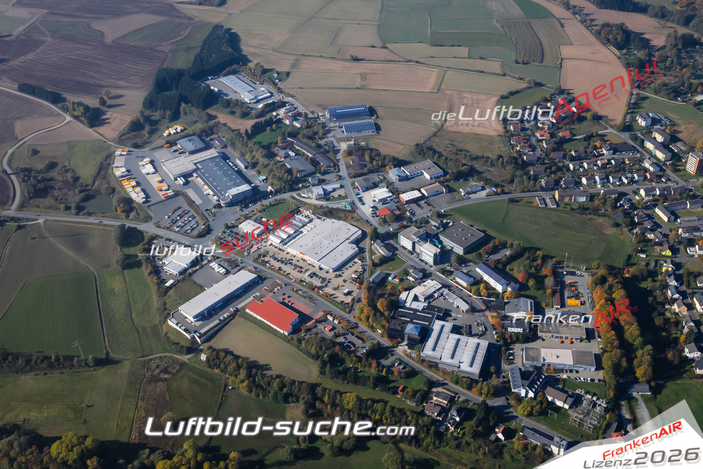 Die Luftaufnahme der Stadt Naila wurde vom UL-Flugzeug heraus erstellt ( keine Drohne )- hohe Auflösung für beste Qualität