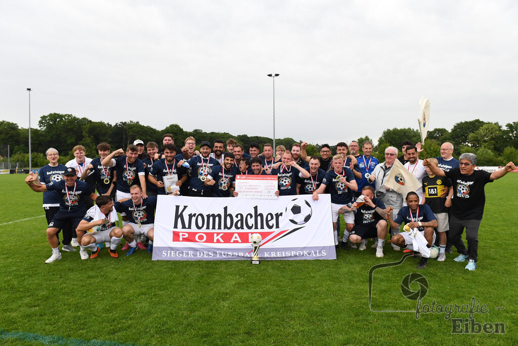 1. FC Nordenham-SV GOTANO | Kreispokal Finale Jade-Weser-Hunte 1. Mannschaften; 1.FC Nordenham (weiß)-SV GOTANO (blau) am 15.06.2025 in Rastede (Sportanlage Köttersweg), Photo: Philip Eiben 2025 - Realisiert mit Pictrs.com