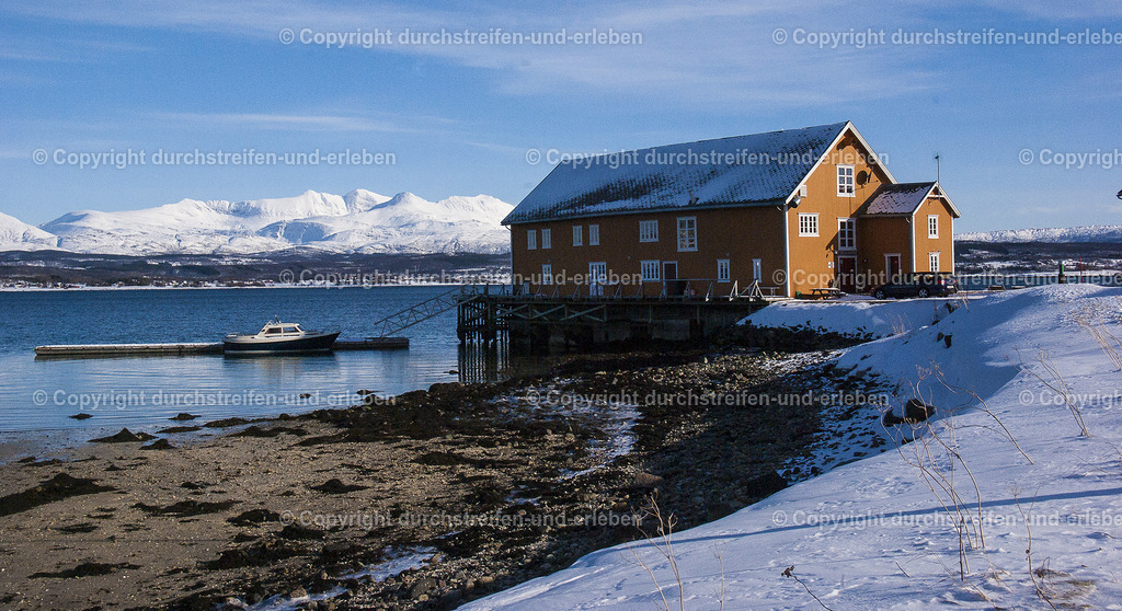 Norwegisches Haus mit Boot vor imposanter Bergkulisse | Norwegisches Haus mit Boot vor imposanter Bergkulisse auf dem Lofot - Realisiert mit Pictrs.com