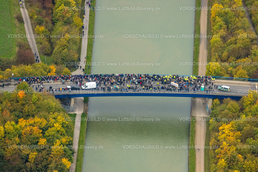Hamm251000015Gersteinwerk | Luftbild, mit großem interesse verfolgten tausende Zuschauer die Sprengung des Gersteinwerk Schornsteins mit einer halben Stunde Verspätung. Der 282 Meter hohe RWE-Schornstein fiel exakt in das vorbereitete Schotterbeet. Stadtgrenze Werne, Hamm Nordrhein-Westfalen, Deutschland