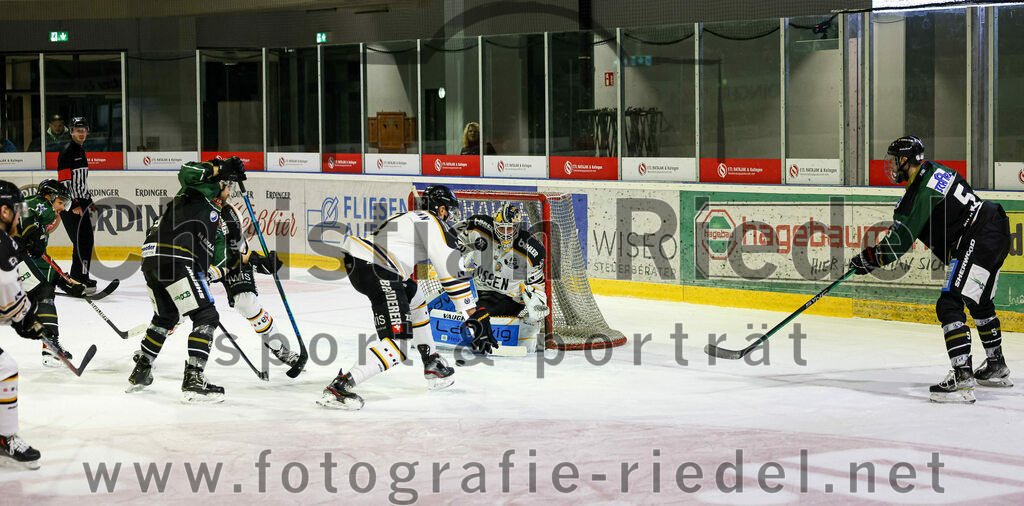 2022-09-23_119_TSV_Erding_gegen_EV_Fuessen | Erding, Deutschland, 23.09.2022:
Eishockey, Bayernliga 2022 / 2023, Testspiel, TSV Erding gegen EV Füssen, Endergebnis: 1:3

Maximilian Dropmann (EV Füssen, #7), Torwart Benedikt Hötzinger (EV Füssen, #29), Florian Zimmermann (Erding Gladiators, #5)

Foto: Christian Riedel / fotografie-riedel.net