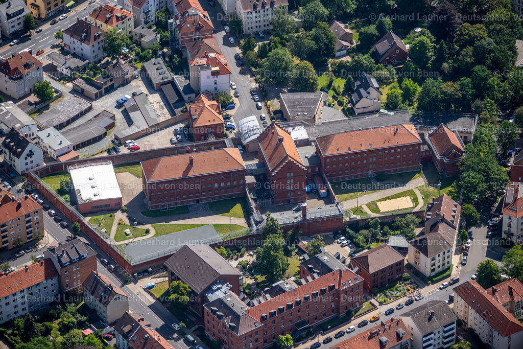 4035560 | BRAUNSCHWEIG 31.07.2020 Gefängnis- Gelände und Sicherheitsumzäunung der Justizvollzugsanstalt JVA Braunschweig an der Rennelbergstraße im Ortsteil Westliches Ringgebiet in Braunschweig im Bundesland Niedersachsen, Deutschland. Weiterführende Informationen bei: Land Niedersachsen. Nur für redaktionelle Nutzung freigegeben ! // Prison grounds and high security fence Prison Braunschweig on Rennelbergstrasse in the district Westliches Ringgebiet in Brunswick in the state Lower Saxony, Germany. Further information at: Land Niedersachsen. Editorial use only ! Foto: Gerhard Launer