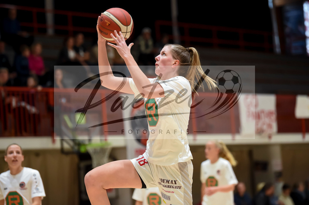 PANNOE20211010_004 | Basketball, Frauen: Merit Brennecke (GiroLive-Panthers Osnabrueck) in Aktion, am Ball, Einzelaktion beim Spiel der Toyota DBBL zwischen GiroLive-Panthers Osnabrueck und Eigner Angels Noerdlingen im datos – home of the panthers am 10.10.2021 in Osnabrueck, Deutschland. - Realisiert mit Pictrs.com
