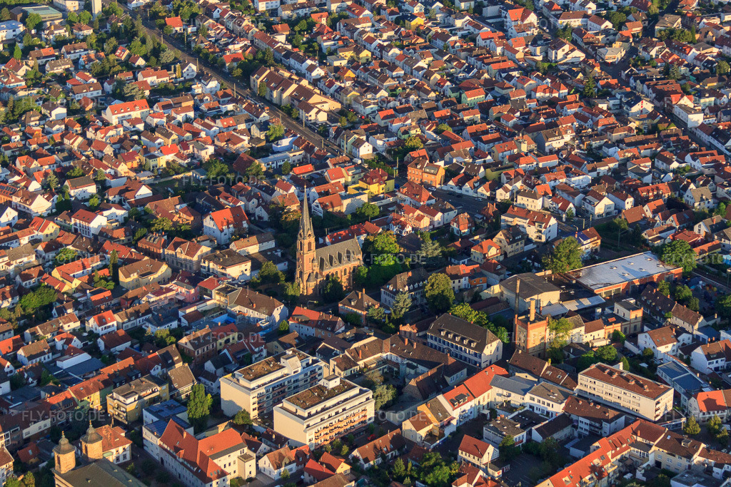 Luftbild: Prot. Markuskirche Oggersheim im Ortsteil Oggersheim in Ludwigshafen im Bundesland Rheinland-Pfalz in Deutschland. Foto: IMG_69503.jpg vom 04.07.2014 durch Werner Riehm/FLY-FOTO.deAuflösung des Originals: 4752 x 3168 px