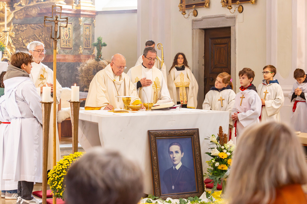 Festmesse-056 | Fotodoku der Festmesse anläßlich der Seligsprechung von Maria Theresia LEDOCHOWSKA 1975, zelebriert von Altbischof DDr. Klaus Küng und Pfarrer Mag. Zenon PAJAK in der Pfarrkirche Loosdorf. 