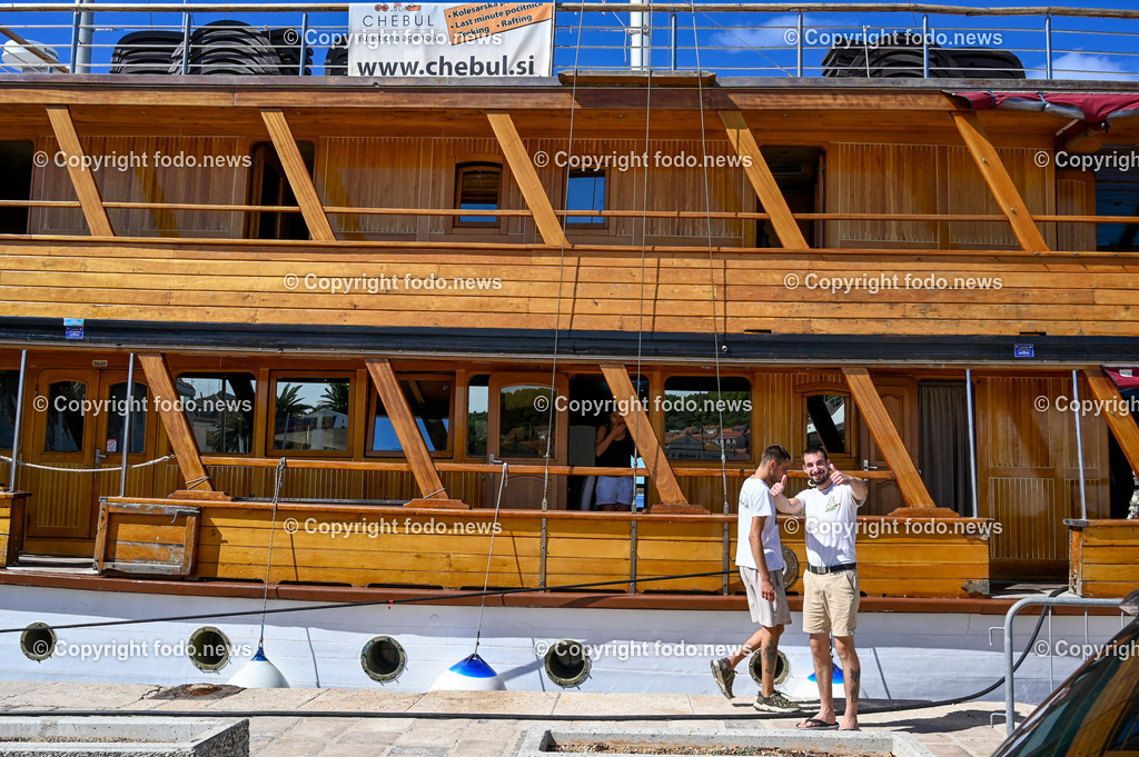 Kroatien_ Korcula_ Insel in Sueddalmatien_ Vela Luka_ 10.09.2024-53 | 10.09.2024, Kroatien, HRV, Korcula, Insel in Sueddalmatien, Vela Luka im Bild Hafen, Hafenansichten, Boot, Boote, Schiff, Schiffe, Gebauede, Adria, Meer, StadtansichtenVela Luka, woertlich Großer Hafen ist ein kroatischer Hafenort auf der Insel Korčula in der oestlichen Adria. Quelle: Wikipedia