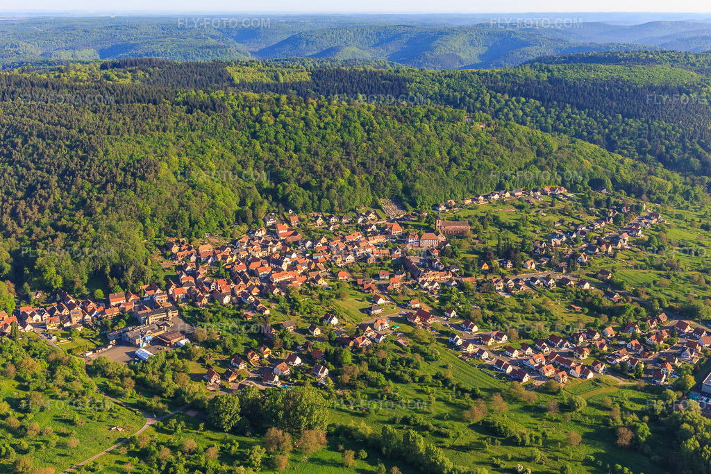 Aerial view: View of a town on the edge of the Northern Vosges Mountains from the southeast. in Saint-Jean-Saverne in the state Bas-Rhin, France.Photo: IMG_145998.jpg taken on 05/01/2025 by Werner Riehm/FLY-FOTO.comResolution of the original: 5221 x 3480 px