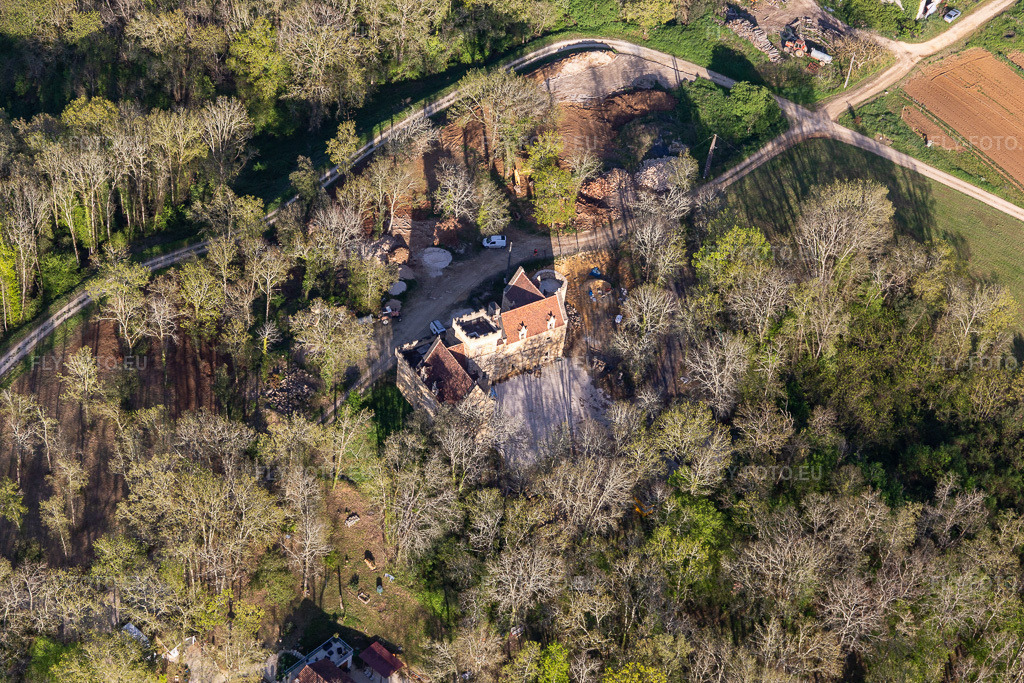 Vue aérienne: Lou Castel à Castelnaud-la-Chapelle dans le département Dordogne, France. Photo: IMG_113541.jpg prise le 16/04/2019 par Werner Riehm/FLY-FOTO.eu – Résolution de l'original: 5472 x 3648 px