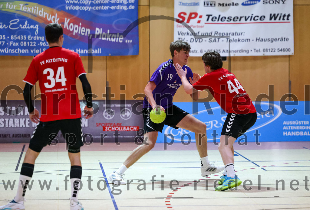 2022-11-12_059_SpVgg_Altenerding_III_gegen_TV_Altoetting_II | Erding, Deutschland, 12.11.2022:
Handball, Bezirksklasse Männer 2022 / 2023, 4. Spieltag, SpVgg Altenerding III gegen TV Altötting II, Endergebnis: 32:25

Johannes Resch (TV Altötting, #34), Ferdinand Ewald (SpVgg Altenerding, #19), Johannes Petershofer (TV Altötting, #44)

Foto: Christian Riedel / fotografie-riedel.net