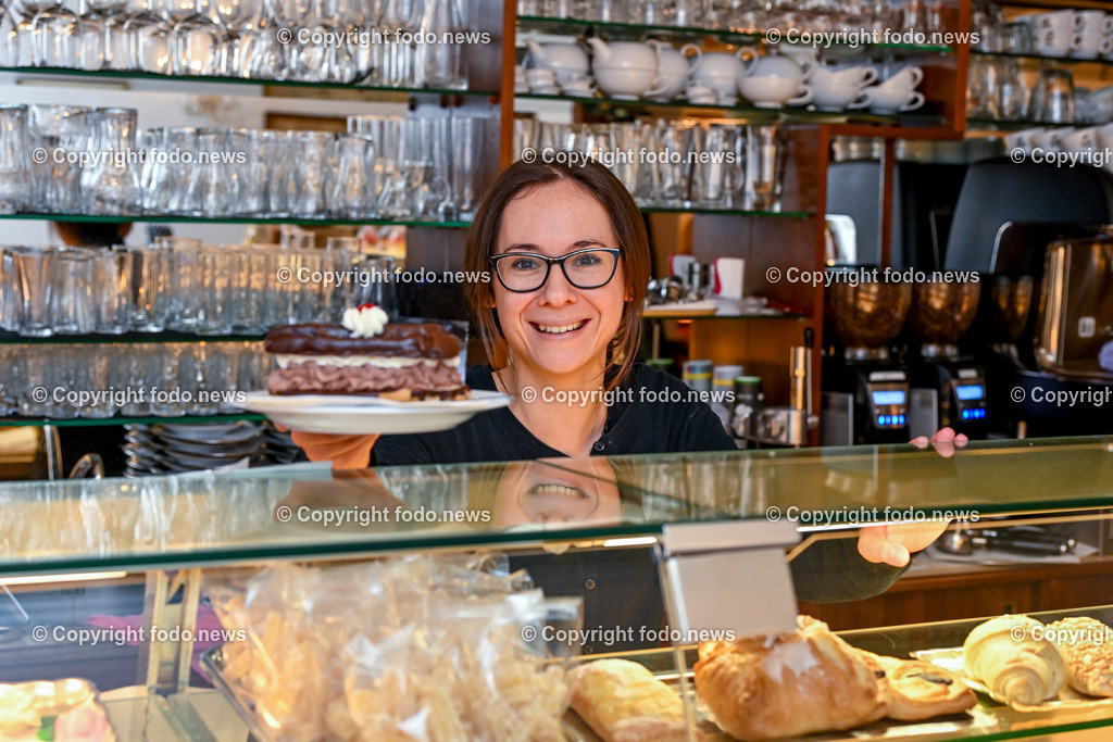 Steyr_ Teuerung_ 21.02.2024-17 | 21.02.2024, Steyr, AUT, Steyr, im Bild Konditorei Cafe Schmidt, Michaela (Kellnerin)