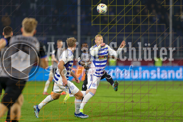 MSV Duisburg vs SV Waldhof Mannheim - 3. Liga | Duisburg, Deutschland, 07.11.25:   Emmanuel Okuchukwu Iwe (SV Waldhof Mannheim) und Leon Müller (MSV Duisburg) im Kampf um den Ball waehrend des Spiels der 3. Liga MSV Duisburg vs SV Waldhof Mannheim in der schauinsland-reisen-arena(Foto von Brauer-Fotoagentur / Adrian Schlueter)
