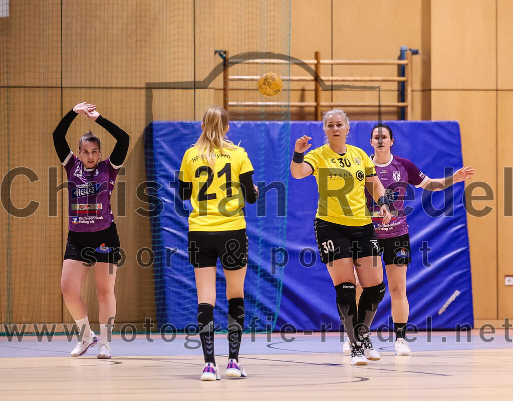 2025-01-11_027_SpVgg_Altenerding_gegen_HF_Scheyern | Erding, Deutschland, 11.01.2025:Handball, Bezirksoberliga Frauen Altbayern 2024 / 2024, 10. Spieltag, SpVgg Altenerding gegen HF Scheyern, Endergebnis: 20:23Johanna Taubmann (SpVgg Altenerding, #22), Carina Heimbach (HF Scheyern, #21), Amalia Moldovan (HF Scheyern, #30), Janina Konrad (SpVgg Altenerding, #2)Foto: Christian Riedel / fotografie-riedel.net