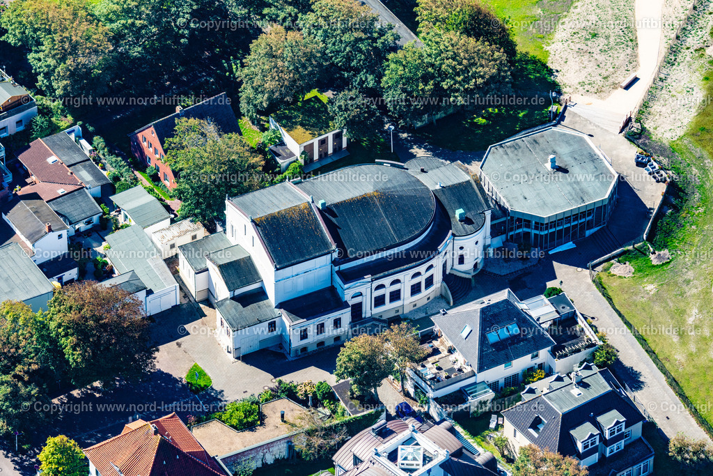 Norderney_Kurtheater_ELS_7079050923 | NORDERNEY 05.09.2023 Gebäude des Konzerthauses und Theater- Schauspielhauses " Kurtheater " auf der Insel Norderney im Bundesland Niedersachsen, Deutschland. // Building of the concert hall and theater playhouse in Norderney in the state Lower Saxony, Germany. Foto: Martin Elsen