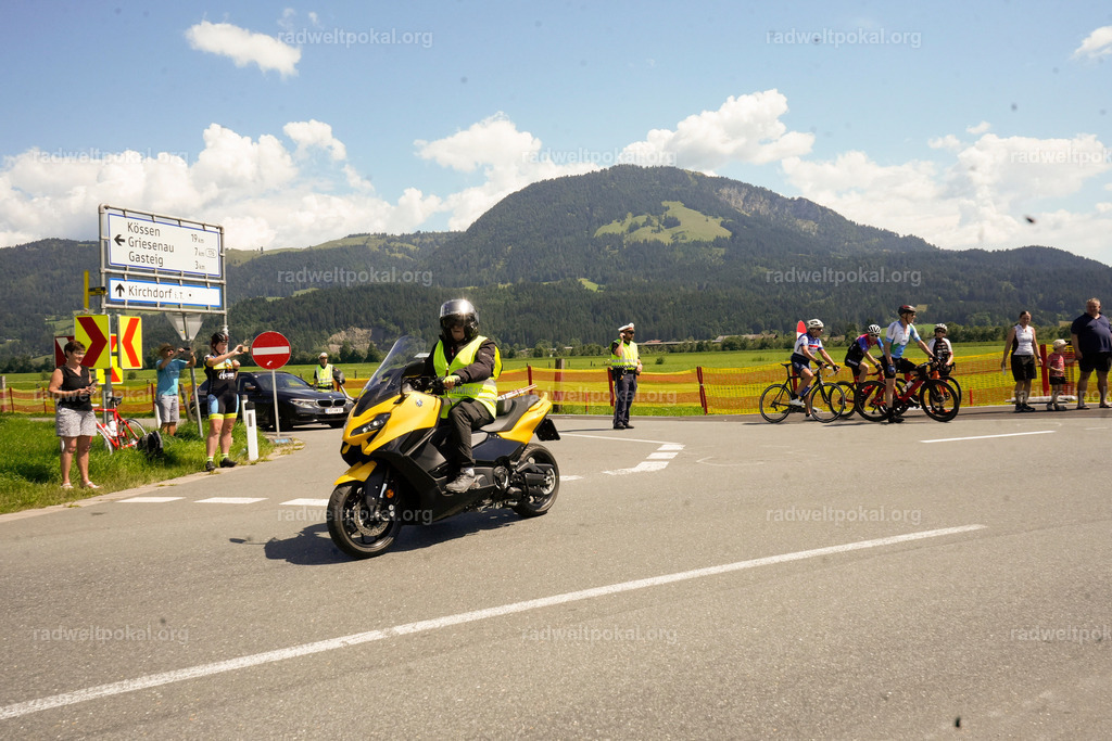 242_20230817_Bewerb_Maenner_Muehlanger | AUT - OESTERREICH, 2023-08-16: SPORT RENNRAD-FAHREN - 55. INTERNATIONALER RADWELTPOKAL IN ST. JOHANN IN TIROL  - Vintage-Radrennen mit WM-Bronze-Medaillen-Siegerin Christina Schweinberger, den Teilnehmer und Alexander Baumann (vom Orginastions-Team) - TAG 2 BEWERB MAENNER IN SECHS GRUPPEN  ; Foto: Roland Muehlanger