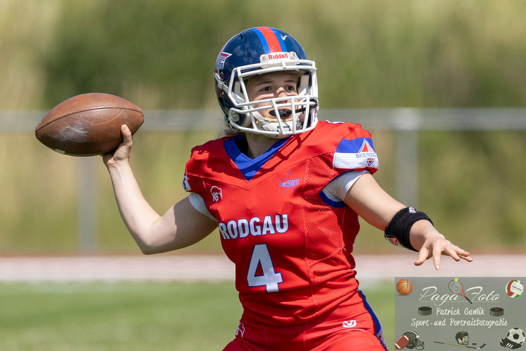 GFLW 1: German Football League Women 1: Rodgau Pioneers Ladies - Stuttgart Scorpions Sisters, 07.06.2026 | Lilly Veith (Rodgau Pioneers Ladies #4) wiirft den Ball, Freisteller, Portrait / Porträt, Rodgau Pioneers Ladies - Stuttgart Scorpions Sisters, Rodgau, Maingau-Energie-Stadion "Am Weichsee", 7.6.2026 - Realisiert mit Pictrs.com