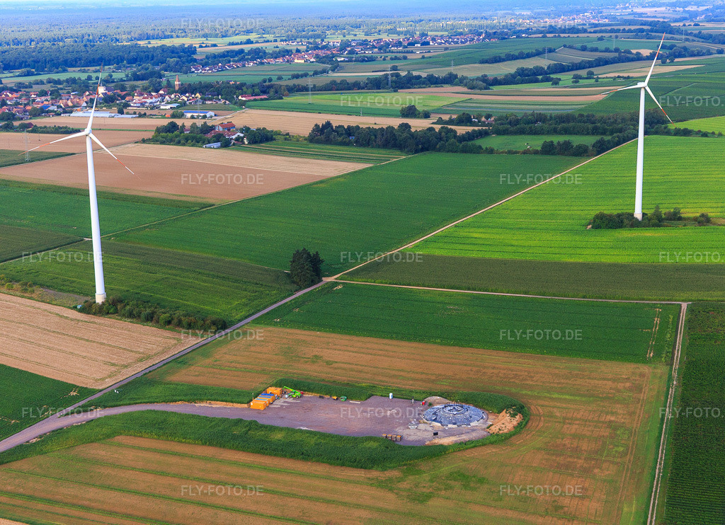 Luftbild: Repowering Windpark Minfeld. JUWI ersetzt vier Altanlagen (GE 1.5) aus 2004 durch zwei neue, modernen Anlagen vom Typ Vestas V162 mit je sechs Megawatt. in Minfeld im Bundesland Rheinland-Pfalz in Deutschland. Foto: IMG_149458.jpg vom 09.08.2025 durch Werner Riehm/FLY-FOTO.deWindpark Minfeld - JUWI