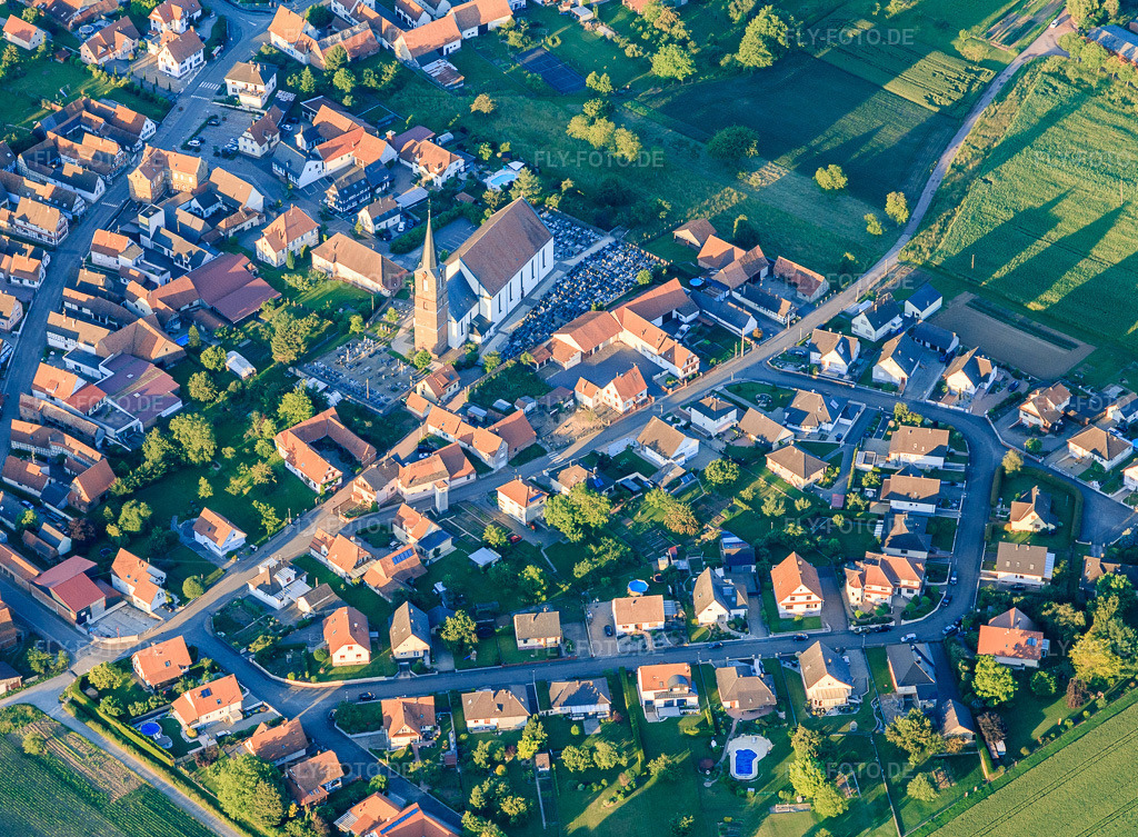Luftbild: Dormitte mit Église Saint-Barthélemy de Schleithal von Westen in Schleithal im Bundesland Bas-Rhin in Frankreich. – Foto: IMG_115545.jpg vom 16.06.2019 durch Werner Riehm/FLY-FOTO.de – Auflösung des Originals: 4725 x 3474 px