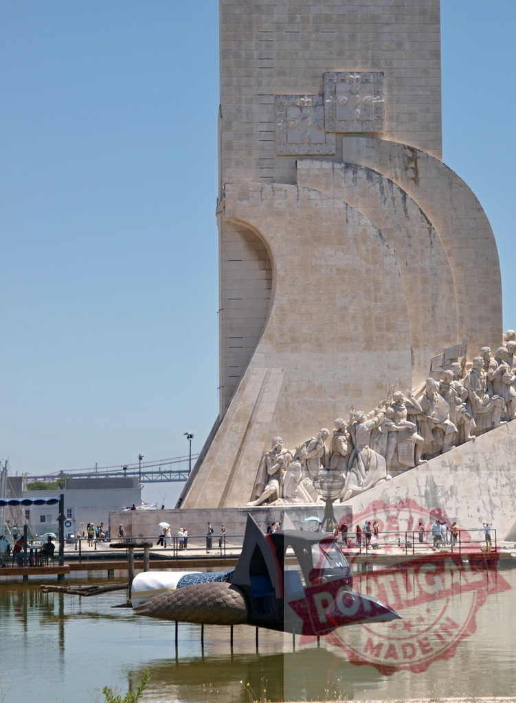 Padrão dos Descobrimentos monument with modern duck submarine art in Lisbon. Lisbon - Portugal | Padrão dos Descobrimentos monument showcasing Portuguese explorers, with a modern duck submarine art installation - Realisiert mit Pictrs.com