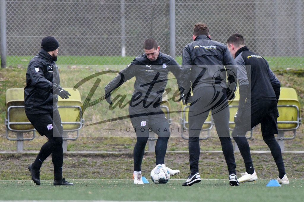 20200213_TRAOSN_0042 | Fussball, Herren: Adam Susac (VfL Osnabrueck) in Aktion, am Ball, Einzelaktion waehrend der Trainingseinheit des VfL Osnabrueck im Sportpark Illoshoehe am 13.02.2020 in Osnabrueck, Deutschland. - Realisiert mit Pictrs.com
