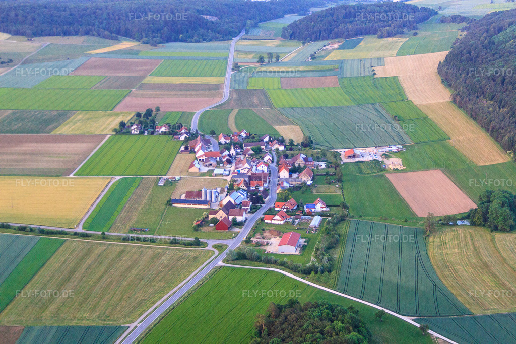 Luftbild: Dorfansicht aus Südwesten im Ortsteil Schlechtenfeld in Ehingen im Bundesland Baden-Württemberg in Deutschland. Foto: IMG_67582.jpg vom 08.06.2014 durch Werner Riehm/FLY-FOTO.de
