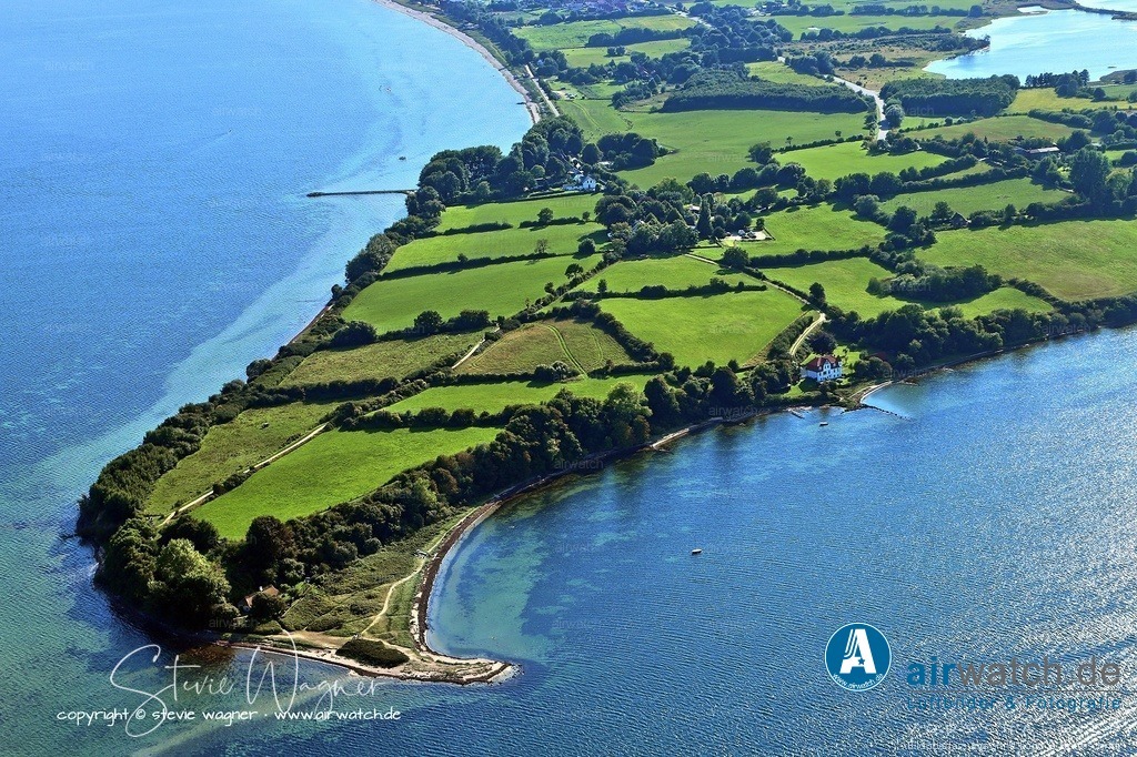 Luftbild Halbinsel Holnis bei Glücksburg - Das Holnis-Kliff ist eine natürliche Steilküste an der Ostsee auf der Halbinsel Holnis | Das Holnis-Kliff ist eine natürliche Steilküste an der Ostsee auf der Halbinsel Holnis, die durch geologische Prozesse der Nach-Eiszeit entstand und Teil eines Naturschutzgebiets ist. Die Schrägstellung der Sandablagerungen ist gut erkennbar und zeugt von der eiszeitlichen Entstehungsgeschichte als Stauchendmoräne. 